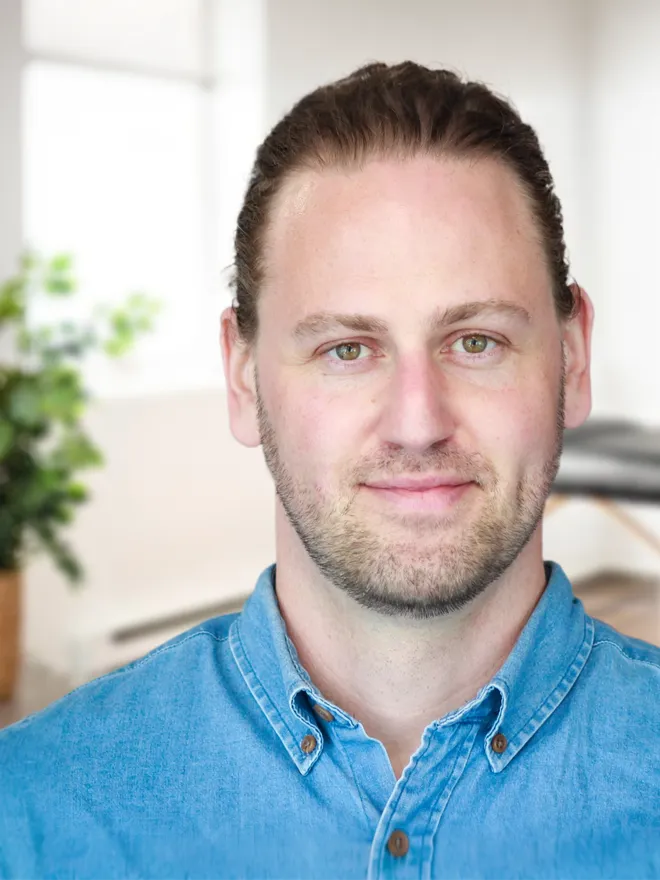 Portrait de Josh Whelan, physiothérapeute, en chemise de denim