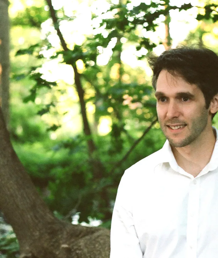 Justin Lapointe, acupuncteur, en extérieur dans un sous-bois